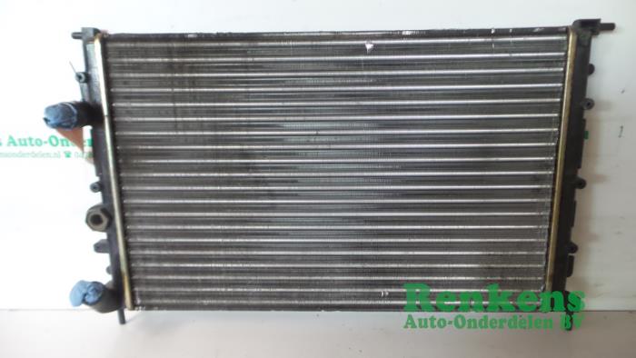 Gebruikte Radiateur Renault Scénic I (JA) 2.0 16V Prijs € 30,00 Margeregeling aangeboden door Renkens Auto-Onderdelen B.V.