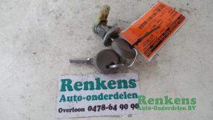 Gebruikte Deurslot Cilinder links Renault Twingo (C06) 1.2 Prijs € 15,00 Margeregeling aangeboden door Renkens Auto-Onderdelen B.V.