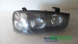 Gebruikte Koplamp rechts Hyundai Elantra III 2.0i Prijs € 25,00 Margeregeling aangeboden door Renkens Auto-Onderdelen B.V.