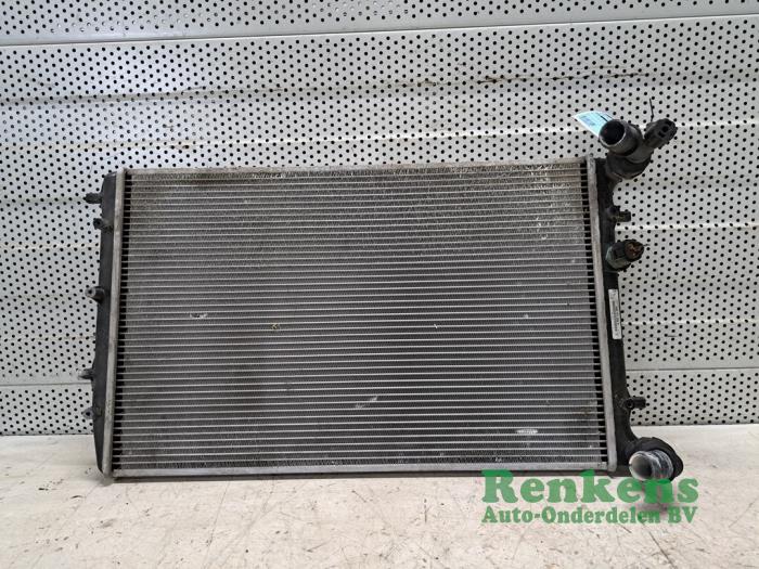 Gebruikte Radiateur Volkswagen Polo IV (9N1/2/3) 1.4 TDI 75 Prijs € 25,00 Margeregeling aangeboden door Renkens Auto-Onderdelen B.V.