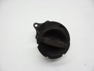 Gebruikte Oliedop Volvo V70 (BW) 2.0 D 16V Prijs € 25,00 Margeregeling aangeboden door Auto Demontage Elferink B.V.