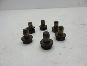 Gebruikte Bouten set Saab 9-5 Estate (YS3E) 1.9 TiD 16V Prijs € 25,00 Margeregeling aangeboden door Auto Demontage Elferink B.V.