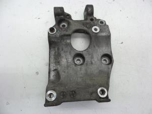 Gebruikte Dynamosteun onder Volvo V70 (BW) 1.6 DRIVe 16V Prijs € 40,00 Margeregeling aangeboden door Auto Demontage Elferink B.V.