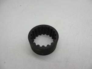 Gebruikte Dynamo poelie Volvo XC60 I (DZ) 3.0 T6 24V AWD Prijs € 25,00 Margeregeling aangeboden door Auto Demontage Elferink B.V.