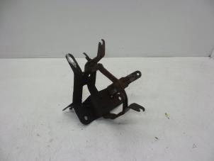 Gebruikte Steun stuurbekrachtigingspomp Opel Zafira (F75) 1.8 16V Prijs € 25,00 Margeregeling aangeboden door Auto Demontage Elferink B.V.