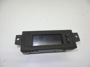 Gebruikte Display Interieur Opel Vivaro 1.9 DI Prijs € 25,00 Margeregeling aangeboden door Auto Demontage Elferink B.V.