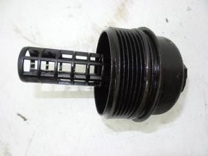 Gebruikte Oliefilter deksel Volvo V70 (BW) 2.5 T 20V Prijs € 25,00 Margeregeling aangeboden door Auto Demontage Elferink B.V.