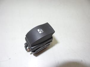 Gebruikte Schakelaar Opel Vivaro 2.0 CDTI 16V Prijs € 25,00 Margeregeling aangeboden door Auto Demontage Elferink B.V.