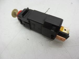Gebruikte Schakelaar Remlicht Opel Combo (Corsa C) 1.3 CDTI 16V Prijs € 25,00 Margeregeling aangeboden door Auto Demontage Elferink B.V.