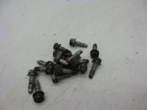 Gebruikte Bouten set Saab 9-5 Estate (YS3E) 2.3t 16V Prijs € 25,00 Margeregeling aangeboden door Auto Demontage Elferink B.V.
