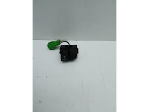 Gebruikte Schakelaar Volvo S40 (MS) 2.0 D 16V Prijs € 25,00 Margeregeling aangeboden door Auto Demontage Elferink B.V.