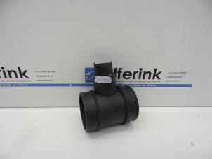 Gebruikte Luchtmassameter Opel Astra H GTC (L08) 2.0 16V Turbo Prijs € 75,00 Margeregeling aangeboden door Auto Demontage Elferink B.V.