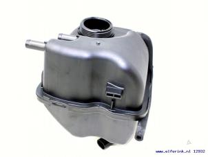 Nieuwe Expansievat Saab 9-3 03- Prijs € 90,75 Inclusief btw aangeboden door Auto Demontage Elferink B.V.