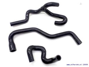 Nieuwe Radiateurslang Saab 9-5 Prijs € 108,90 Inclusief btw aangeboden door Auto Demontage Elferink B.V.