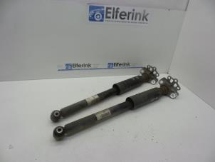 Gebruikte Schokdemper set Opel Corsa E 1.4 16V Prijs € 40,00 Margeregeling aangeboden door Auto Demontage Elferink B.V.