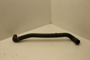 Gebruikte Radiateurslang Saab 9-3 I (YS3D) 2.2 TiD 16V Prijs € 25,00 Margeregeling aangeboden door Auto Demontage Elferink B.V.