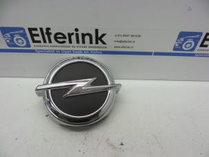 Gebruikte Handgreep Achterklep Opel Corsa E 1.4 16V Prijs € 50,00 Margeregeling aangeboden door Auto Demontage Elferink B.V.