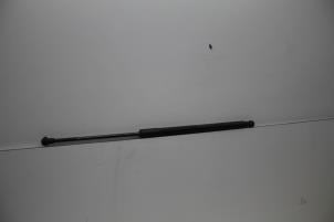 Gebruikte Kofferdekseldemper links-achter Volvo C30 (EK/MK) 1.6 16V Prijs € 25,00 Margeregeling aangeboden door Auto Demontage Elferink B.V.