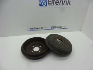 Gebruikte Remtrommel achter Opel Corsa D 1.4 16V Twin Port LPG Prijs € 25,00 Margeregeling aangeboden door Auto Demontage Elferink B.V.