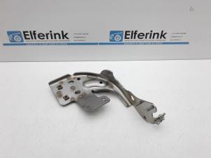 Gebruikte Uitlaatsteun Volvo XC40 (XZ) 2.0 T5 16V AWD Prijs € 25,00 Margeregeling aangeboden door Auto Demontage Elferink B.V.