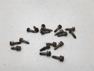Gebruikte Bouten set Saab 9-3 I (YS3D) 2.0,S 16V Prijs € 25,00 Margeregeling aangeboden door Auto Demontage Elferink B.V.