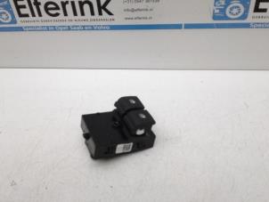 Gebruikte Elektrisch Raam Schakelaar Opel Karl 1.0 12V Prijs € 25,00 Margeregeling aangeboden door Auto Demontage Elferink B.V.