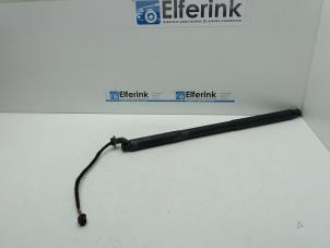 Gebruikte Kofferdekseldemper rechts-achter Volvo V90 Cross Country (PZ) 2.0 D5 16V AWD Prijs € 150,00 Margeregeling aangeboden door Auto Demontage Elferink B.V.