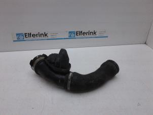 Intercooler Slang van een Volvo V40 Cross Country (MZ) 1.5 T3 16V Geartronic 2017