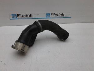 Intercooler Slang van een Volvo V40 Cross Country (MZ) 1.5 T3 16V Geartronic 2017