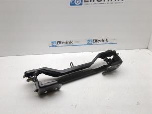 Gebruikte Scharnier Achterklep Opel Tigra Twin Top 1.4 16V Prijs € 25,00 Margeregeling aangeboden door Auto Demontage Elferink B.V.