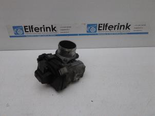 Gebruikte Gasklephuis Saab 9-5 Estate (YS3E) 1.9 TiD 16V Prijs € 60,00 Margeregeling aangeboden door Auto Demontage Elferink B.V.