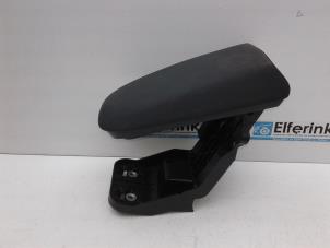 Gebruikte Armleuning Volvo V40 (MV) 1.6 D2 Prijs € 50,00 Margeregeling aangeboden door Auto Demontage Elferink B.V.