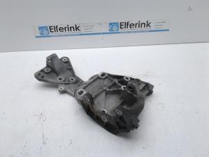 Gebruikte Motorsteun Volvo V70 (BW) 2.4 D5 20V Prijs € 40,00 Margeregeling aangeboden door Auto Demontage Elferink B.V.