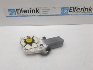 Gebruikte Motor electrisch raam Saab 9-3 Sport Estate (YS3F) 1.9 TiD Prijs € 50,00 Margeregeling aangeboden door Auto Demontage Elferink B.V.