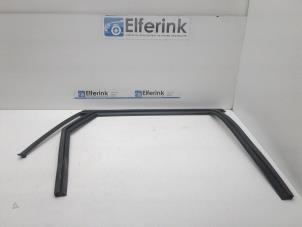 Gebruikte Portierrubber 4Deurs rechts-achter Volvo V90 Cross Country (PZ) 2.0 T5 16V AWD Prijs € 50,00 Margeregeling aangeboden door Auto Demontage Elferink B.V.