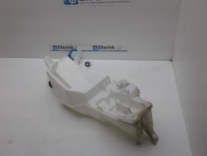 Gebruikte Ruitensproeiertank voor Volvo V90 Cross Country (PZ) 2.0 T5 16V AWD Prijs € 50,00 Margeregeling aangeboden door Auto Demontage Elferink B.V.