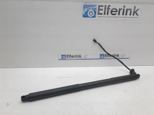 Gebruikte Kofferdekseldemper rechts-achter Volvo V90 Cross Country (PZ) 2.0 T5 16V AWD Prijs € 150,00 Margeregeling aangeboden door Auto Demontage Elferink B.V.