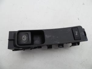 Gebruikte Schakelaar handrem Saab 9-5 (YS3G) 2.0 T 16V Prijs € 25,00 Margeregeling aangeboden door Auto Demontage Elferink B.V.