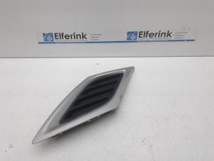 Gebruikte Grille Saab 9-3 Sport Estate (YS3F) 1.9 TiD Prijs € 50,00 Margeregeling aangeboden door Auto Demontage Elferink B.V.