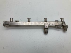 Gebruikte Injector brug Saab 9-3 II (YS3F) 2.0T 16V Prijs € 25,00 Margeregeling aangeboden door Auto Demontage Elferink B.V.