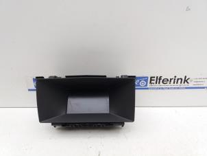 Gebruikte Display Interieur Opel Astra H SW (L35) 1.9 CDTi 120 Prijs € 25,00 Margeregeling aangeboden door Auto Demontage Elferink B.V.