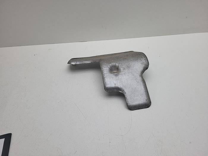 Gebruikte Hitteschild uitlaat Saab 9-5 (YS3E) 2.0t 16V Prijs € 25,00 Margeregeling aangeboden door Auto Demontage Elferink B.V.