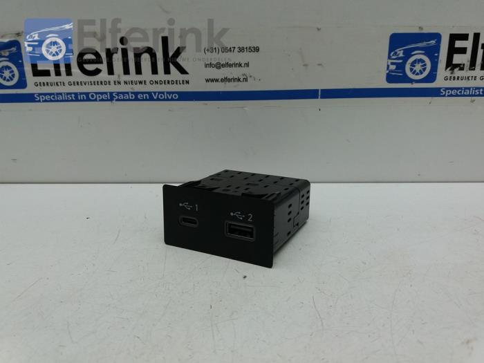 USB module Lynk & Co 01