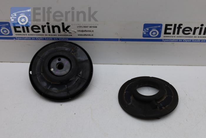 Rear spring retainer, right Lynk & Co 01