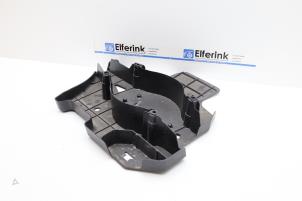 Gebruikte Beschermplaat bodem Lynk &amp; Co 01 1.5 PHEV Prijs € 25,00 Margeregeling aangeboden door Auto Demontage Elferink B.V.