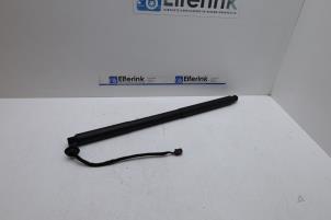 Gebruikte Kofferdekseldemper rechts-achter Volvo V90 II (PW) 2.0 B5 Mild Hybrid Geartronic 16V Prijs € 150,00 Margeregeling aangeboden door Auto Demontage Elferink B.V.