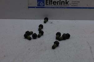 Gebruikte Bouten set Volvo V90 II (PW) 2.0 B5 Mild Hybrid Geartronic 16V Prijs € 25,00 Margeregeling aangeboden door Auto Demontage Elferink B.V.
