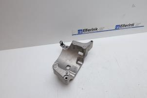 Gebruikte Dynamosteun onder Volvo V90 II (PW) 2.0 B5 Mild Hybrid Geartronic 16V Prijs € 40,00 Margeregeling aangeboden door Auto Demontage Elferink B.V.