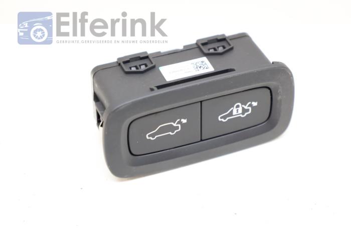 Tailgate switch Lynk & Co 01
