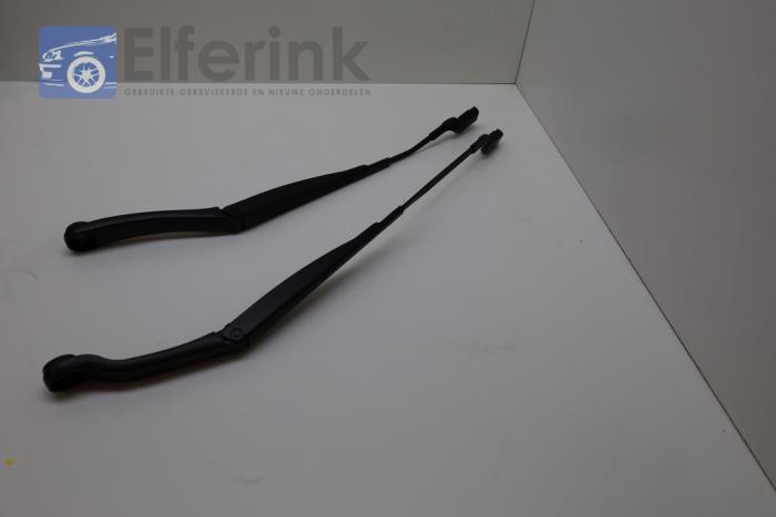 Front wiper arm Lynk & Co 01